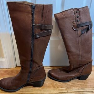 Ladies Brown leather Clarks knee high heeled riding boots with straps 8.5